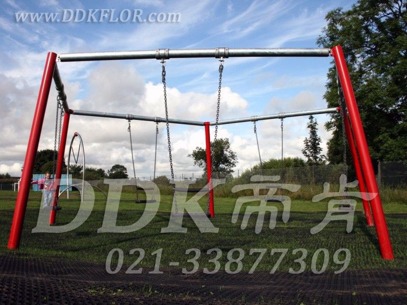 兒童健身游戲秋千區_草坪地面_黑色鋪裝樣板圖片,帝肯(DDK)_400_222效果圖 兒童健身游戲秋千區_草坪地面_黑色鋪裝樣板圖片,帝肯(DDK)_400_222效果圖,草坪保護墊