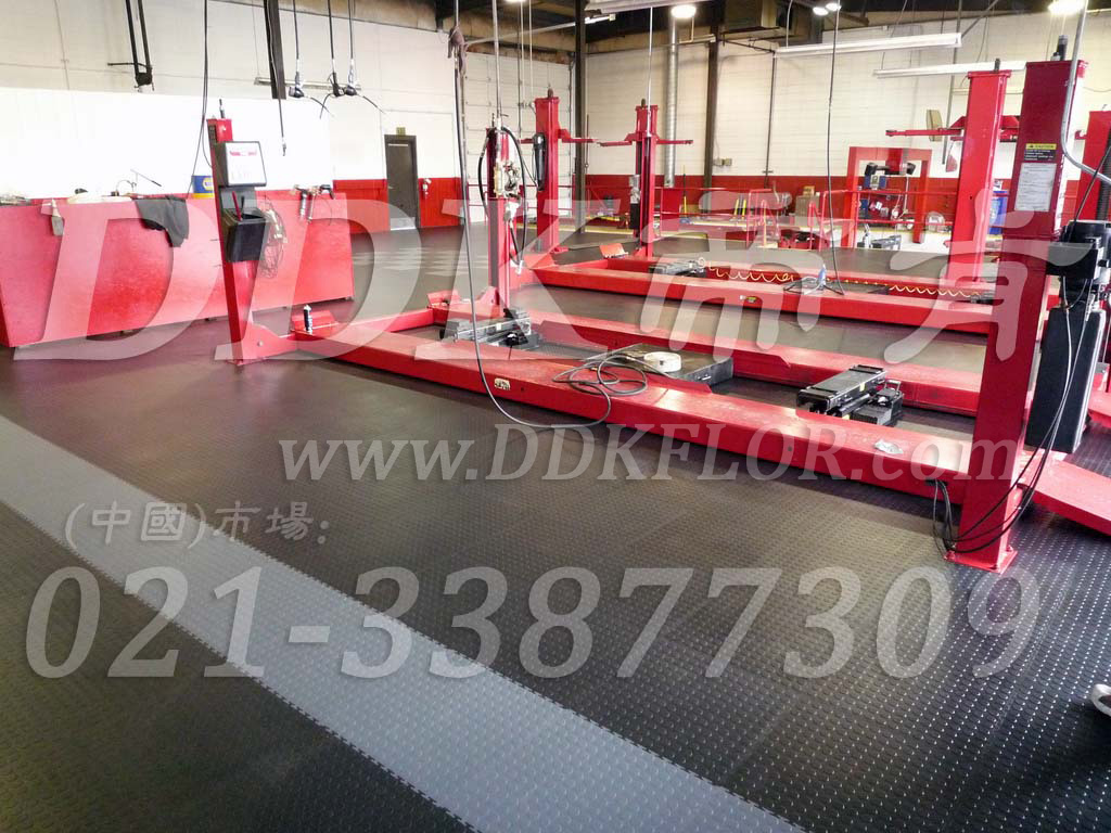 深灰_汽修廠舉升機地面防滑耐壓地板鋪設樣板圖片,帝肯(DDK)_2000_9979(工業(yè)廠房車間地面材料)效果圖,維修車間地板,安全通道用地板,工業(yè)pvc地板,pvc工業(yè)地板,工業(yè)地板磚,工業(yè)地板,工業(yè)地板膠,工業(yè)地膠,工業(yè)塑膠地板,工業(yè)橡膠地板,工業(yè)防滑墊,pvc承重地板,耐重壓地板,工廠車間地膠,工廠車間地板革,車間pvc地板,車間塑膠地板,車間用地板膠,車間地板磚,車間地板,車間防砸地板,車間地膠墊,車間地面膠皮,倉庫防潮地膠,倉庫地板,防潮地板,防潮板,塑料拼裝地板,塑料拼接地板,塑料橡膠地毯,塑料地板