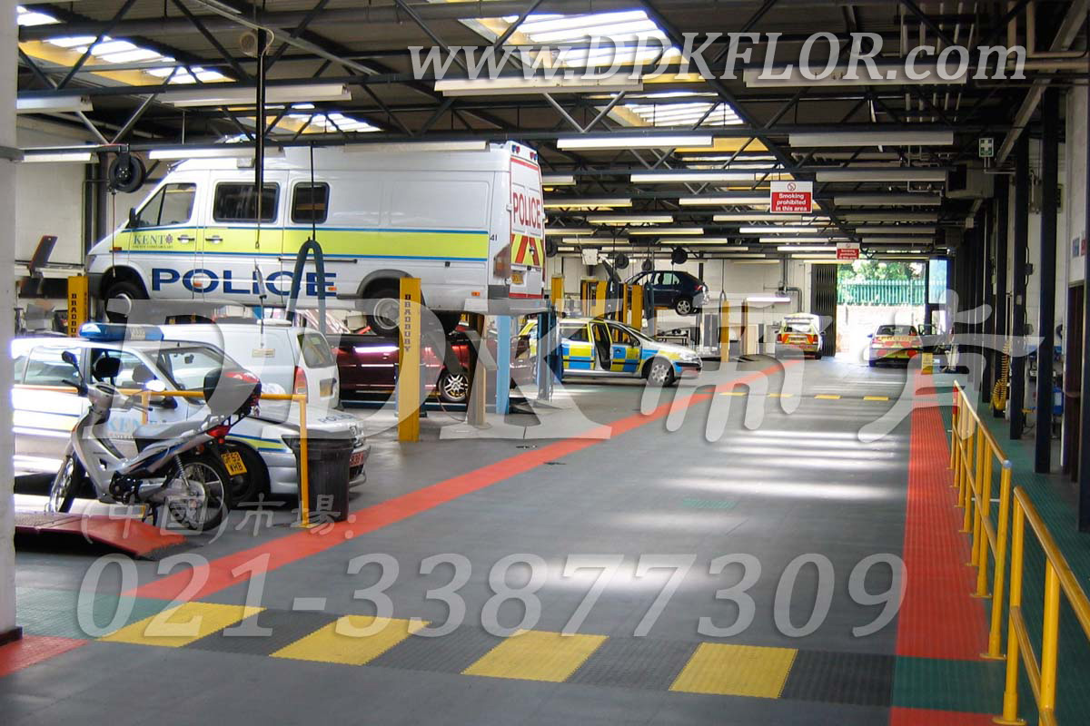 灰色為主+多色分割鋪設_汽車修理廠地面材料樣板圖片,帝肯(DDK)_2000_9979(工業(yè)廠房車間地面材料)效果圖,維修車間地板,安全通道用地板,工業(yè)pvc地板,pvc工業(yè)地板,工業(yè)地板磚,工業(yè)地板,工業(yè)地板膠,工業(yè)地膠,工業(yè)塑膠地板,工業(yè)橡膠地板,工業(yè)防滑墊,pvc承重地板,耐重壓地板,工廠車間地膠,工廠車間地板革,車間pvc地板,車間塑膠地板,車間用地板膠,車間地板磚,車間地板,車間防砸地板,車間地膠墊,車間地面膠皮,倉庫防潮地膠,倉庫地板,防潮地板,防潮板,塑料拼裝地板,塑料拼接地板,塑料橡膠地毯,塑料地板