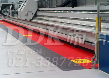 紅+灰_機床走道地面防滑地板材料鋪設樣板圖片,帝肯(DDK)_2000_9979(工業(yè)廠房車間地面材料)效果圖,維修車間地板,安全通道用地板,工業(yè)pvc地板,pvc工業(yè)地板,工業(yè)地板磚,工業(yè)地板,工業(yè)地板膠,工業(yè)地膠,工業(yè)塑膠地板,工業(yè)橡膠地板,工業(yè)防滑墊,pvc承重地板,耐重壓地板,工廠車間地膠,工廠車間地板革,車間pvc地板,車間塑膠地板,車間用地板膠,車間地板磚,車間地板,車間防砸地板,車間地膠墊,車間地面膠皮,倉庫防潮地膠,倉庫地板,防潮地板,防潮板,塑料拼裝地板,塑料拼接地板,塑料橡膠地毯,塑料地板