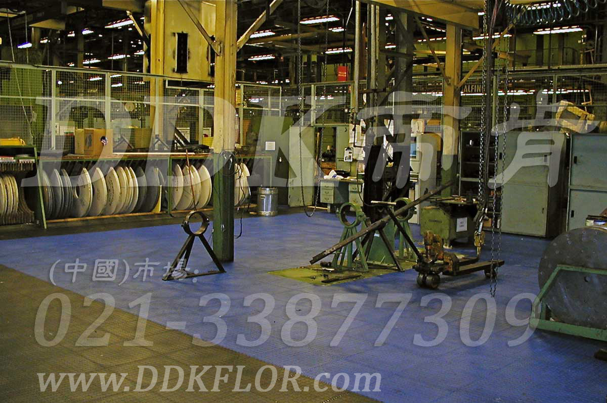 藍色+黑色_重機械車間地面保護地板材料樣板圖片,帝肯(DDK)_2000_9979(工業(yè)廠房車間地面材料)效果圖,維修車間地板,安全通道用地板,工業(yè)pvc地板,pvc工業(yè)地板,工業(yè)地板磚,工業(yè)地板,工業(yè)地板膠,工業(yè)地膠,工業(yè)塑膠地板,工業(yè)橡膠地板,工業(yè)防滑墊,pvc承重地板,耐重壓地板,工廠車間地膠,工廠車間地板革,車間pvc地板,車間塑膠地板,車間用地板膠,車間地板磚,車間地板,車間防砸地板,車間地膠墊,車間地面膠皮,倉庫防潮地膠,倉庫地板,防潮地板,防潮板,塑料拼裝地板,塑料拼接地板,塑料橡膠地毯,塑料地板