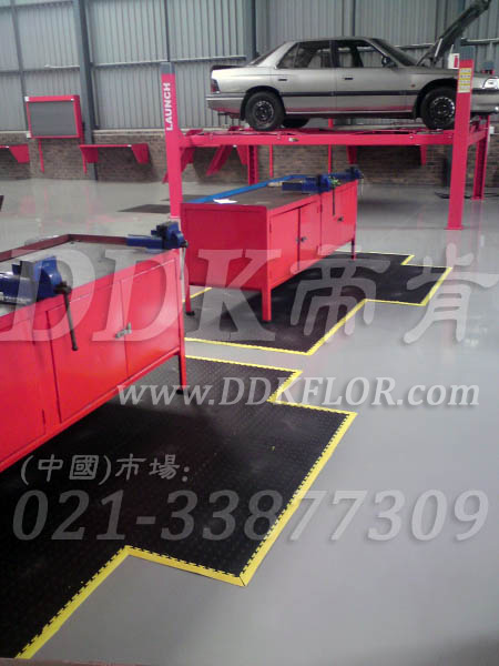 黑色+黃邊_機加工操作臺地面防滑材料鋪裝樣板圖片,帝肯(DDK)_2000_9979(工業(yè)廠房車間地面材料)效果圖 黑色+黃邊_機加工操作臺地面防滑材料鋪裝樣板圖片,帝肯(DDK)_2000_9979(工業(yè)廠房車間地面材料)效果圖,廠房地板材料,廠房地膠,廠房塑膠地板,廠房防滑地膠,維修車間地板,安全通道用地板,工業(yè)pvc地板,pvc工業(yè)地板,工業(yè)地板磚,工業(yè)地板,工業(yè)地板膠,工業(yè)地膠,工業(yè)塑膠地板,工業(yè)橡膠地板,工業(yè)防滑墊,pvc承重地板,耐重壓地板,工廠車間地膠,工廠車間地板革,車間pvc地板,車間塑膠地板,車間用地板膠,車間地板磚,車間地板,車間防砸地板,車間地膠墊,車間地面膠皮,倉庫防潮地膠,倉庫地板,防潮地板,防潮板,塑料拼裝地板,塑料拼接地板,塑料橡膠地毯,塑料地板