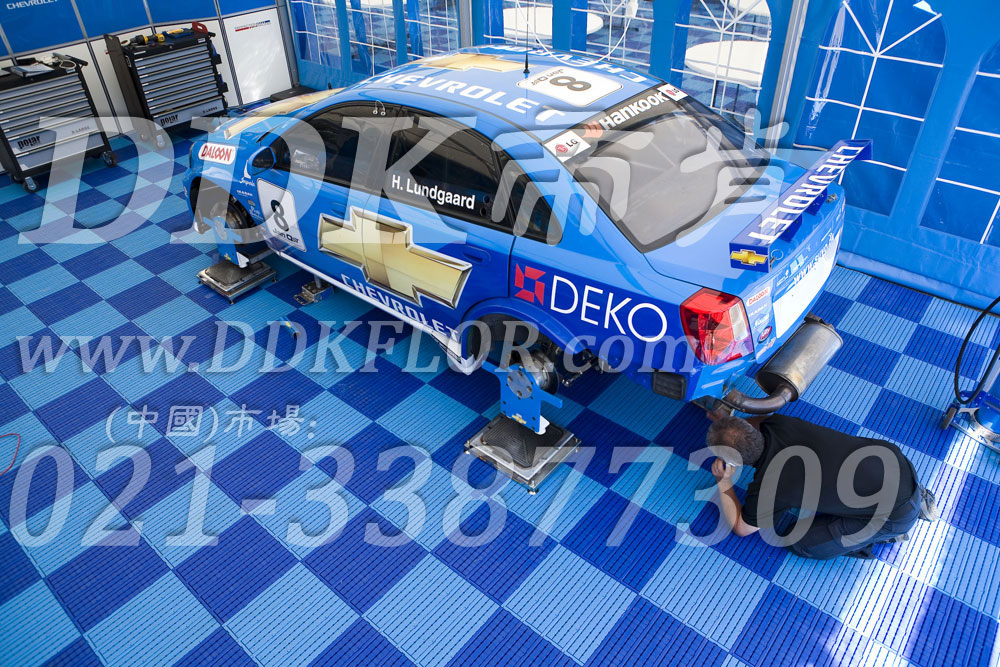 深藍+淺藍（2）_雪佛蘭汽車維修車間地板樣板圖片,帝肯(DDK)_7000_9979（維修車間地面材料）效果圖，pe戶外地板,pp防滑墊,塑料拼接地板,塑料拼裝地板,室外拼接地墊,室外鏤空拼裝地板,拼接地板,拼接式地墊,拼裝地墊,拼接式防滑墊,拼裝地板,拼裝地膠,模塊拼接式門墊,PVC拼接地墊,維修車間地板,車展地膠,車庫地板,車庫地墊,車庫地膠,車用防滑墊,車展地板,停車場防滑墊