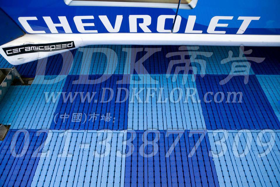深藍+淺藍（3）_雪佛蘭汽車維修車間地板樣板圖片,帝肯(DDK)_7000_9979（維修車間地面材料）效果圖，pe戶外地板,pp防滑墊,塑料拼接地板,塑料拼裝地板,室外拼接地墊,室外鏤空拼裝地板,拼接地板,拼接式地墊,拼裝地墊,拼接式防滑墊,拼裝地板,拼裝地膠,模塊拼接式門墊,PVC拼接地墊,維修車間地板,車展地膠,車庫地板,車庫地墊,車庫地膠,車用防滑墊,車展地板,停車場防滑墊