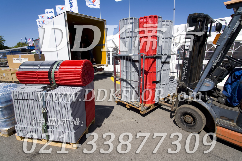 灰+紅(3)_本田汽車維修車間地板材料樣板圖片,帝肯(DDK)_7000_9979(維修車間地面材料)效果圖 灰+紅(3)_本田汽車維修車間地板材料樣板圖片,帝肯(DDK)_7000_9979(維修車間地面材料)效果圖,移動(dòng)篷房用地板,pe戶外地板,pp防滑墊,塑料拼接地板,塑料拼裝地板,室外拼接地墊,室外鏤空拼裝地板,拼接地板,拼接式地墊,拼裝地墊,拼接式防滑墊,拼裝地板,拼裝地膠,模塊拼接式門墊,PVC拼接地墊,維修車間地板,車展地膠,車庫(kù)地板,車庫(kù)地墊,車庫(kù)地膠,車用防滑墊,車展地板,停車場(chǎng)防滑墊