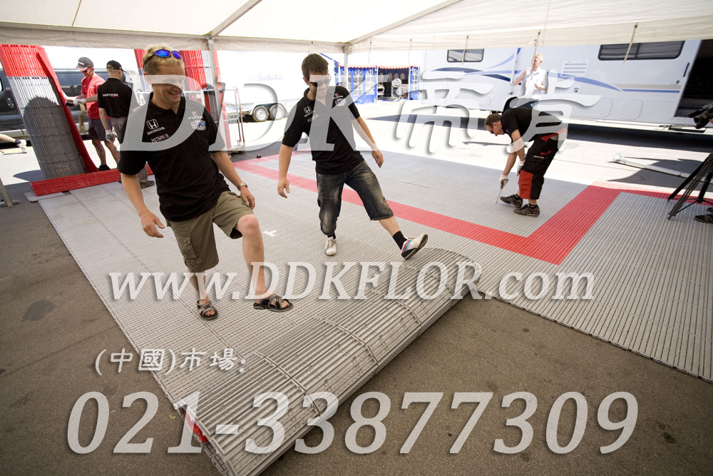灰+紅(5)_本田汽車維修車間地板材料樣板圖片,帝肯(DDK)_7000_9979(維修車間地面材料)效果圖 灰+紅(5)_本田汽車維修車間地板材料樣板圖片,帝肯(DDK)_7000_9979(維修車間地面材料)效果圖,移動(dòng)篷房用地板,pe戶外地板,pp防滑墊,塑料拼接地板,塑料拼裝地板,室外拼接地墊,室外鏤空拼裝地板,拼接地板,拼接式地墊,拼裝地墊,拼接式防滑墊,拼裝地板,拼裝地膠,模塊拼接式門墊,PVC拼接地墊,維修車間地板,車展地膠,車庫(kù)地板,車庫(kù)地墊,車庫(kù)地膠,車用防滑墊,車展地板,停車場(chǎng)防滑墊