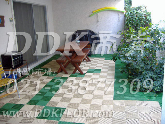 綠+灰_別墅花園地面材料鋪設(shè)樣板圖片,帝肯(DDK)_8100_T550（室外花園地面材料）效果圖，戶外地磚,戶外地板,戶外花園地磚,pvc戶外地板,塑料戶外地板,幼兒園戶外地墊,幼兒園戶外地板,戶外地墊,戶外地毯,戶外地膠,戶外塑料地板,戶外塑膠地毯,戶外花園地板,戶外草坪地墊,戶外防滑墊,花園戶外地板,陽臺戶外地板,入戶花園地板,入戶花園地面,室外花園地磚,花園地板磚,露臺花園裝修,室外地板膠,室外地磚,室外地膠,室外塑料地板,室外塑膠地板,室外鏤空拼裝地板,室外防水地板,室外防滑地墊,室外生態(tài)地板,室外環(huán)保地板,室外防腐地板,室外陽臺地板,室外陽臺磚,室外露臺地磚,室外露臺裝修,幼兒園室外地膠
