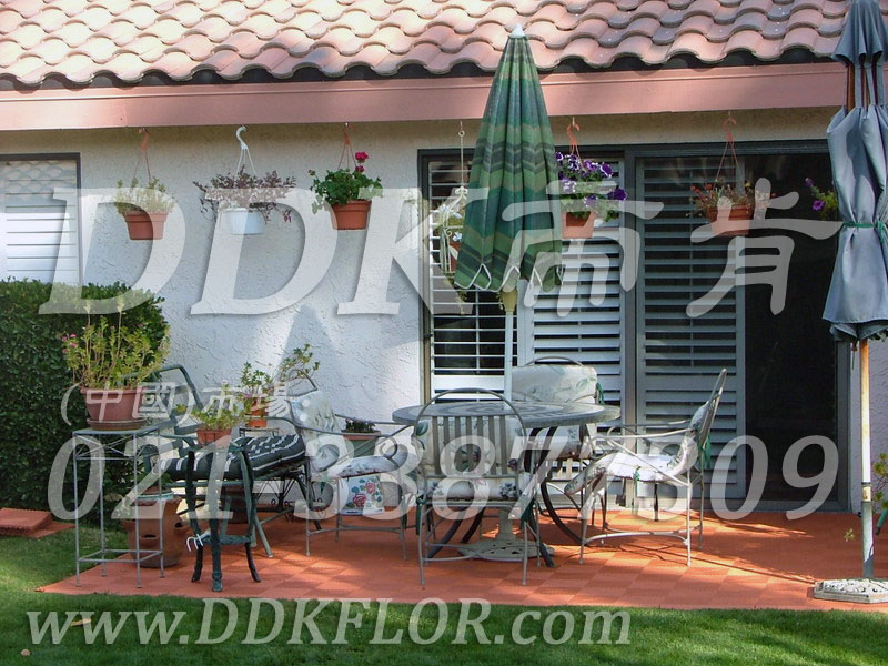 紅磚色_別墅室外花園地面鋪裝樣板圖片,帝肯(DDK)_8100_T550（室外花園地面材料）效果圖，戶外地磚,戶外地板,戶外花園地磚,pvc戶外地板,塑料戶外地板,幼兒園戶外地墊,幼兒園戶外地板,戶外地墊,戶外地毯,戶外地膠,戶外塑料地板,戶外塑膠地毯,戶外花園地板,戶外草坪地墊,戶外防滑墊,花園戶外地板,陽臺戶外地板,入戶花園地板,入戶花園地面,室外花園地磚,花園地板磚,露臺花園裝修,室外地板膠,室外地磚,室外地膠,室外塑料地板,室外塑膠地板,室外鏤空拼裝地板,室外防水地板,室外防滑地墊,室外生態(tài)地板,室外環(huán)保地板,室外防腐地板,室外陽臺地板,室外陽臺磚,室外露臺地磚,室外露臺裝修,幼兒園室外地膠