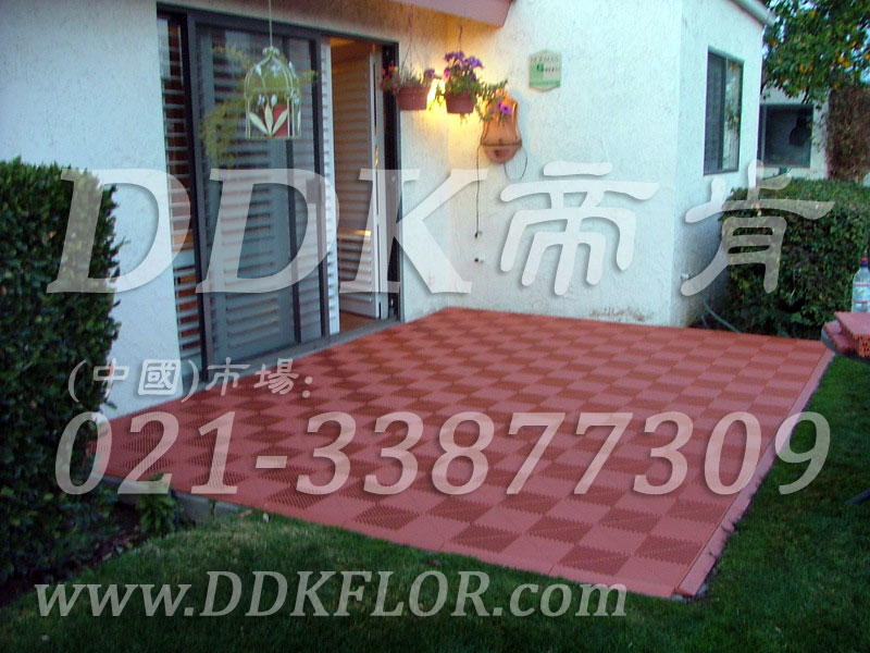 紅磚色（2）_別墅室外花園地面鋪裝樣板圖片,帝肯(DDK)_8100_T550（室外花園地面材料）效果圖，戶外地磚,戶外地板,戶外花園地磚,pvc戶外地板,塑料戶外地板,幼兒園戶外地墊,幼兒園戶外地板,戶外地墊,戶外地毯,戶外地膠,戶外塑料地板,戶外塑膠地毯,戶外花園地板,戶外草坪地墊,戶外防滑墊,花園戶外地板,陽臺戶外地板,入戶花園地板,入戶花園地面,室外花園地磚,花園地板磚,露臺花園裝修,室外地板膠,室外地磚,室外地膠,室外塑料地板,室外塑膠地板,室外鏤空拼裝地板,室外防水地板,室外防滑地墊,室外生態(tài)地板,室外環(huán)保地板,室外防腐地板,室外陽臺地板,室外陽臺磚,室外露臺地磚,室外露臺裝修,幼兒園室外地膠