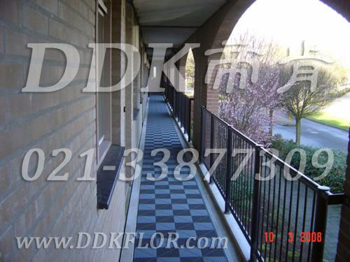 灰+白色_新型室外走廊地板樣板圖片,帝肯(DDK)_8100_T500（露天陽臺地面材料）效果圖,走廊地板,走廊防滑墊,別墅陽臺地板,別墅陽臺裝修,室外陽臺地板,室外陽臺磚,室外露臺地磚,室外露臺裝修,舞臺地板,陽臺地板磚,陽臺地磚裝修,陽臺戶外地板,陽臺拼裝地板,陽臺裝修,露臺地板,露臺地磚,露臺地面裝修,露臺拼接地板,露臺花園裝修,露臺防滑地板,露臺防滑地磚,頂樓露臺裝修,室外生態地板,室外環保地板,室外防腐地板,
