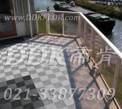 典雅灰白色_陽臺地面新型疏水地磚效果圖樣板圖片,帝肯(DDK)_8100_T500（露天陽臺地面材料）效果圖,別墅陽臺地板,別墅陽臺裝修,室外陽臺地板,室外陽臺磚,室外露臺地磚,室外露臺裝修,舞臺地板,陽臺地板磚,陽臺地磚裝修,陽臺戶外地板,陽臺拼裝地板,陽臺裝修,露臺地板,露臺地磚,露臺地面裝修,露臺拼接地板,露臺花園裝修,露臺防滑地板,露臺防滑地磚,頂樓露臺裝修,室外生態地板,室外環保地板,室外防腐地板