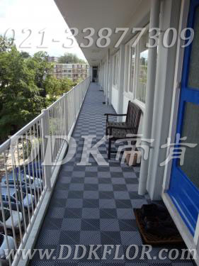 灰色_可拼式（4）_露天走廊地面用新型地板樣板圖片,帝肯(DDK)_8100_T500（露天陽臺(tái)地面材料）效果圖,走廊地板,走廊防滑墊,別墅陽臺(tái)地板,別墅陽臺(tái)裝修,室外陽臺(tái)地板,室外陽臺(tái)磚,室外露臺(tái)地磚,室外露臺(tái)裝修,舞臺(tái)地板,陽臺(tái)地板磚,陽臺(tái)地磚裝修,陽臺(tái)戶外地板,陽臺(tái)拼裝地板,陽臺(tái)裝修,露臺(tái)地板,露臺(tái)地磚,露臺(tái)地面裝修,露臺(tái)拼接地板,露臺(tái)花園裝修,露臺(tái)防滑地板,露臺(tái)防滑地磚,頂樓露臺(tái)裝修,室外生態(tài)地板,室外環(huán)保地板,室外防腐地板 