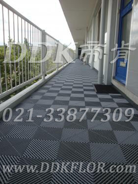 灰色_可拼式（5）_露天走廊地面用新型地板樣板圖片,帝肯(DDK)_8100_T500（露天陽臺(tái)地面材料）效果圖,走廊地板,走廊防滑墊,別墅陽臺(tái)地板,別墅陽臺(tái)裝修,室外陽臺(tái)地板,室外陽臺(tái)磚,室外露臺(tái)地磚,室外露臺(tái)裝修,舞臺(tái)地板,陽臺(tái)地板磚,陽臺(tái)地磚裝修,陽臺(tái)戶外地板,陽臺(tái)拼裝地板,陽臺(tái)裝修,露臺(tái)地板,露臺(tái)地磚,露臺(tái)地面裝修,露臺(tái)拼接地板,露臺(tái)花園裝修,露臺(tái)防滑地板,露臺(tái)防滑地磚,頂樓露臺(tái)裝修,室外生態(tài)地板,室外環(huán)保地板,室外防腐地板 