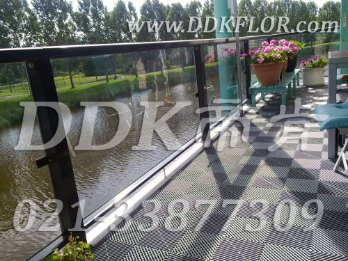 別墅大露臺裝修鋪灰色新式地磚材料樣板圖片,帝肯(DDK)_8100_T500(露天陽臺地面材料)效果圖 別墅大露臺裝修鋪灰色新式地磚材料樣板圖片,帝肯(DDK)_8100_T500(露天陽臺地面材料)效果圖,別墅陽臺地板,別墅陽臺裝修,室外陽臺地板,室外陽臺磚,室外露臺地磚,室外露臺裝修,舞臺地板,陽臺地板磚,陽臺地磚裝修,陽臺戶外地板,陽臺拼裝地板,陽臺裝修,露臺地板,露臺地磚,露臺地面裝修,露臺拼接地板,露臺花園裝修,露臺防滑地板,露臺防滑地磚,頂樓露臺裝修,室外生態(tài)地板,室外環(huán)保地板,室外防腐地板