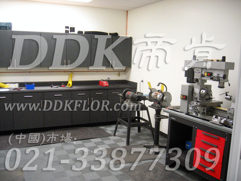 深灰色（4）_維修間地面鋪耐油抗壓新型地磚材料樣板圖片,帝肯(DDK)_8100_9979（工廠地面材料）效果圖,工廠車間地膠,維修車間地板,車間地墊,車間地板,車間地板磚,車間用地板膠,車間塑料防滑墊,車間地膠墊,車間防砸地板,車間防滑墊,車間防滑地墊,抗壓地板,抗壓地墊,耐壓地板,耐壓耐磨地毯,耐重壓地墊,防水地墊,透水地墊,透水地板膠墊,防水墊,防水地膠墊,防水防滑墊,防滑隔水墊,隔水地墊,隔水地板,隔水材料,疏水地墊,疏水板,疏水磚,疏水防滑墊,疏水防滑地墊,耐油耐水地墊,漏水防滑墊,漏水地膠,漏水地墊,疏水墊,排水地板,排水防滑墊,排水地墊,泄水型地板磚,pvc防水地墊,工業地墊,工業地板,工業地板膠,工業地磚,工業地膠,工廠走道地墊,工廠地墊,工業防滑墊,工業防滑地板,工業防滑地墊,工業走道地墊,工業耐油地墊,工業用格柵地墊,工廠用塑料地板,工廠地膠,工廠地板膠,工廠地板,工廠塑膠地板,pvc工業地板,廠房地板材料,廠房地膠,廠房防滑地膠,pvc承重地板,重型防滑耐油墊,塑料拼裝地板,塑料拼接地板,拼接式地墊,拼接地板,拼接式防滑墊,拼裝地墊,拼裝地板,拼裝地膠,防滑拼墊,耐酸堿地墊,耐酸堿防腐蝕膠墊,防酸堿地膠墊,網孔地墊,網格地板,網格防滑墊,網狀防滑墊,塑料網格扳,塑料網格防滑地墊,塑料防滑網格墊,防滑塑料網格
