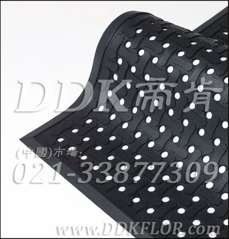 車間流水線地面防滑及保障安全和緩解站立疲勞的鋪地材料_黑色（7）樣板圖片,帝肯(DDK)_4700_9979（車間地面防滑鋪墊材）效果圖,工業抗疲勞地墊,工業抗疲勞防滑墊,抗疲勞地毯,抗疲勞墊,抗疲勞腳墊,經濟型抗疲勞地墊,疏水型抗疲勞地墊,防疲勞地墊,防疲勞腳墊,防疲勞墊,防疲勞地膠,防疲勞地毯,廠房防滑地膠,地面防滑墊,安全防滑墊,多孔防滑地墊,工業防滑地墊,工業防滑地毯,工業防滑墊,工廠防滑地墊,工廠防滑墊,帶孔防滑墊,排水地墊,橡膠防滑地墊,橡膠防滑地毯,橡膠防滑墊,流水線地墊,漏水防滑墊,漏水橡膠墊,疏水防滑地墊,疏水防滑墊,耐油防滑地墊,耐油防滑墊,車間地毯,車間防滑地墊,車間防滑墊,重型防滑耐油墊,防滑膠墊,防滑腳墊,防滑地毯,防滑橡膠墊,防滑橡膠地墊,工業地墊,工業地毯,工業地膠,工業耐油地墊,工業走道地墊,工廠地墊,工廠地板膠,工廠地毯,工廠地膠,工廠用橡膠地墊,工廠走道地墊,耐油工業橡膠墊,耐油地墊,工廠車間地膠,車間地墊,車間地膠墊,車間地面膠皮,車間塑料防滑墊