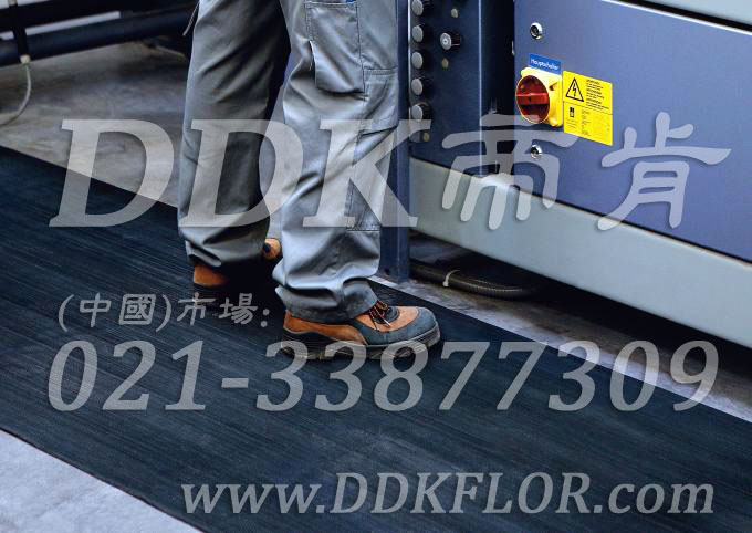 卷材黑色（6）_工廠車間用防滑耐磨地毯樣板圖片,帝肯(DDK)_S450_9979（工業車間地面防滑材料）效果圖,廠房地毯,廠房地膠,過道地毯,過道地墊,過道防滑墊,工廠車間地板革,維修車間地板,車間地墊,車間地毯,車間地膠墊,車間地面膠皮,車間塑料防滑墊,車間用地板膠,車間防滑地墊,車間防滑墊,車間防砸地板,工廠車間地膠,工業地毯,工業地膠,工業塑料地毯,工業地墊,工業地板膠,工業地板革,工業耐油地墊,工業走道地墊,工業防滑地毯,工業防滑墊,工廠地墊,工廠地毯,工廠地膠,工廠走道地墊,工業抗疲勞防滑墊,走道地墊,走道地毯,走道墊,塑料防滑地毯,橡膠地毯,耐壓耐磨地毯,走廊地毯,防滑地毯,防污地毯,防滑毯,防水地毯,防噪聲地毯,通道地毯,經濟型抗疲勞地墊,抗疲勞腳墊,抗疲勞地毯,防疲勞地膠,防疲勞地毯,耐磨地膠,工廠用橡膠地墊,工廠防滑地墊,工廠防滑墊,pvc防滑地毯,pvc防滑地膠,PVC地毯,pvc地膠,pvc塑料地毯,pvc塑膠地毯,流水線地墊