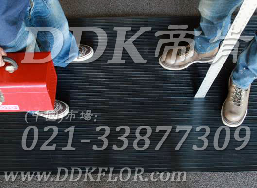 卷材黑色（18）_工廠車間用防滑耐磨地毯樣板圖片,帝肯(DDK)_S450_9979（工業車間地面防滑材料）效果圖,廠房地毯,廠房地膠,過道地毯,過道地墊,過道防滑墊,工廠車間地板革,維修車間地板,車間地墊,車間地毯,車間地膠墊,車間地面膠皮,車間塑料防滑墊,車間用地板膠,車間防滑地墊,車間防滑墊,車間防砸地板,工廠車間地膠,工業地毯,工業地膠,工業塑料地毯,工業地墊,工業地板膠,工業地板革,工業耐油地墊,工業走道地墊,工業防滑地毯,工業防滑墊,工廠地墊,工廠地毯,工廠地膠,工廠走道地墊,工業抗疲勞防滑墊,走道地墊,走道地毯,走道墊,塑料防滑地毯,橡膠地毯,耐壓耐磨地毯,走廊地毯,防滑地毯,防污地毯,防滑毯,防水地毯,防噪聲地毯,通道地毯,經濟型抗疲勞地墊,抗疲勞腳墊,抗疲勞地毯,防疲勞地膠,防疲勞地毯,耐磨地膠,工廠用橡膠地墊,工廠防滑地墊,工廠防滑墊,pvc防滑地毯,pvc防滑地膠,PVC地毯,pvc地膠,pvc塑料地毯,pvc塑膠地毯,流水線地墊