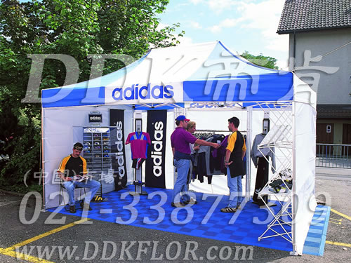 藍色組合安裝(19)_阿迪達斯產品戶外展覽展會帳篷地面地板材料樣板圖片,帝肯(DDK)_8100_680(展覽地面地板材料)效果圖 藍色組合安裝(19)_阿迪達斯產品戶外展覽展會帳篷地面地板材料樣板圖片,帝肯(DDK)_8100_680(展覽地面地板材料)效果圖,會展地板,可拼接展會塑膠地板,展會地板,展會地膠,展廳塑料格柵,展廳展車地墊,展臺地板,展銷會專用地板