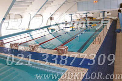 藍色_直條紋_游泳館池邊濾水防滑地毯(12)樣板圖片,帝肯(DDK)_1900_339(游泳池地面防滑材料)效果圖 藍色_直條紋_游泳館池邊濾水防滑地毯(12)樣板圖片,帝肯(DDK)_1900_339(游泳池地面防滑材料)效果圖,泳池地膠,泳池防滑地墊,泳池防滑地毯,游泳池防滑墊,游泳池防滑地膠,游泳池地墊,浴室pvc格柵地板,浴室地墊,浴室地板,浴室地板磚,浴室地毯,浴室地磚,浴室墊,浴室防滑地墊,浴室防滑地磚,浴室防滑地膠,浴室防滑墊,浴室防滑疏水磚,浴池防滑地墊,浴池防滑墊,衛生間地墊,衛生間防滑地毯,衛浴防滑墊,衛生間地板隔水墊,衛生間地膠,衛生間塑料地板,衛生間防水地墊,衛生間防水墊,衛生間防滑地墊,衛生間防滑墊,廁所防滑墊,洗浴防滑墊,淋浴房防滑墊