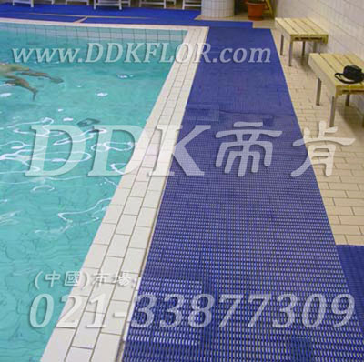 藍色_直條紋_游泳館池邊濾水防滑地毯(13)樣板圖片,帝肯(DDK)_1900_339(游泳池地面防滑材料)效果圖 藍色_直條紋_游泳館池邊濾水防滑地毯(13)樣板圖片,帝肯(DDK)_1900_339(游泳池地面防滑材料)效果圖,泳池地膠,泳池防滑地墊,泳池防滑地毯,游泳池防滑墊,游泳池防滑地膠,游泳池地墊,浴室pvc格柵地板,浴室地墊,浴室地板,浴室地板磚,浴室地毯,浴室地磚,浴室墊,浴室防滑地墊,浴室防滑地磚,浴室防滑地膠,浴室防滑墊,浴室防滑疏水磚,浴池防滑地墊,浴池防滑墊,衛生間地墊,衛生間防滑地毯,衛浴防滑墊,衛生間地板隔水墊,衛生間地膠,衛生間塑料地板,衛生間防水地墊,衛生間防水墊,衛生間防滑地墊,衛生間防滑墊,廁所防滑墊,洗浴防滑墊,淋浴房防滑墊