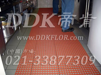 紅色_廚房操作間地面通道防滑防護直紋網格毯(3)樣板圖片,帝肯(DDK)_1900_798(食堂餐廳廚房防滑材料)效果圖 紅色_廚房操作間地面通道防滑防護直紋網格毯(3)樣板圖片,帝肯(DDK)_1900_798(食堂餐廳廚房防滑材料)效果圖,廚房地墊,廚房地毯,廚房地膠,廚房防滑地墊,廚房防滑地毯,廚房防滑地磚,廚房防滑墊,后廚用輸水墊,餐廳廚房專用地毯,餐廳防滑地墊,食堂專用防滑地毯,食堂用防滑地墊,食堂防滑墊