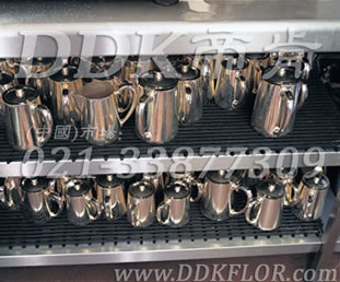 深灰色_廚房器皿間層架防滑防護直紋網格毯（4）樣板圖片,帝肯(DDK)_1900_798（食堂餐廳廚房防滑材料）效果圖，臺墊,廚房地墊,廚房地毯,廚房地膠,廚房防滑地墊,廚房防滑地毯,廚房防滑地磚,廚房防滑墊,后廚用輸水墊,餐廳廚房專用地毯,餐廳防滑地墊,食堂專用防滑地毯,食堂用防滑地墊,食堂防滑墊,