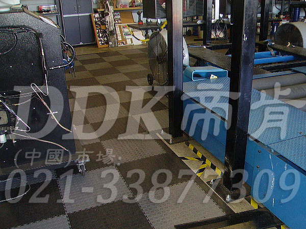 深灰色及淺灰相間色耐磨地板_車輛維修車間地面抗壓防滑材料鋪設樣板圖片,帝肯(DDK)_2000_9979(工業廠房車間地面材料)效果圖,維修車間地板,安全通道用地板,工業pvc地板,pvc工業地板,工業地板磚,工業地板,工業地板膠,工業地膠,工業塑膠地板,工業橡膠地板,工業防滑墊,pvc承重地板,耐重壓地板,工廠車間地膠,工廠車間地板革,車間pvc地板,車間塑膠地板,車間用地板膠,車間地板磚,車間地板,車間防砸地板,車間地膠墊,車間地面膠皮,倉庫防潮地膠,倉庫地板,防潮地板,防潮板,塑料拼裝地板,塑料拼接地板,塑料橡膠地毯,塑料地板
