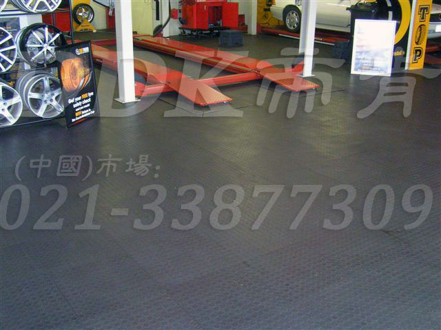 深灰色耐磨地板_車輛快修店維修車間地面抗壓防滑材料鋪設樣板圖片,帝肯(DDK)_2000_9979(工業廠房車間地面材料)效果圖 深灰色耐磨地板_車輛快修店維修車間地面抗壓防滑材料鋪設樣板圖片,帝肯(DDK)_2000_9979(工業廠房車間地面材料)效果圖,維修車間地板,安全通道用地板,工業pvc地板,pvc工業地板,工業地板磚,工業地板,工業地板膠,工業地膠,工業塑膠地板,工業橡膠地板,工業防滑墊,pvc承重地板,耐重壓地板,工廠車間地膠,工廠車間地板革,車間pvc地板,車間塑膠地板,車間用地板膠,車間地板磚,車間地板,車間防砸地板,車間地膠墊,車間地面膠皮,倉庫防潮地膠,倉庫地板,防潮地板,防潮板,塑料拼裝地板,塑料拼接地板,塑料橡膠地毯,塑料地板