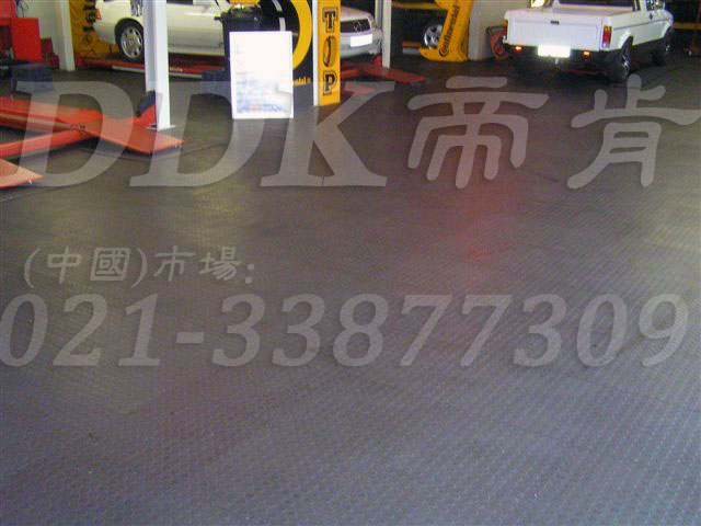 深灰色耐磨防滑地板_汽修廠車間地面抗壓耐油材料樣板圖片,帝肯(DDK)_2000_9979(工業廠房車間地面材料)效果圖 深灰色耐磨防滑地板_汽修廠車間地面抗壓耐油材料樣板圖片,帝肯(DDK)_2000_9979(工業廠房車間地面材料)效果圖,維修車間地板,安全通道用地板,工業pvc地板,pvc工業地板,工業地板磚,工業地板,工業地板膠,工業地膠,工業塑膠地板,工業橡膠地板,工業防滑墊,pvc承重地板,耐重壓地板,工廠車間地膠,工廠車間地板革,車間pvc地板,車間塑膠地板,車間用地板膠,車間地板磚,車間地板,車間防砸地板,車間地膠墊,車間地面膠皮,倉庫防潮地膠,倉庫地板,防潮地板,防潮板,塑料拼裝地板,塑料拼接地板,塑料橡膠地毯,塑料地板