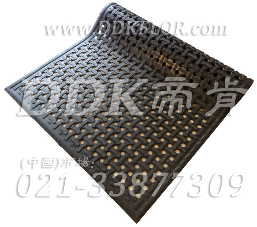 黑色細孔骨紋防滑安全地毯（1）樣板圖片,帝肯(DDK)_4700（Grit|格力）效果圖,工業抗疲勞地墊,工業抗疲勞防滑墊,抗疲勞地毯,抗疲勞墊,抗疲勞腳墊,經濟型抗疲勞地墊,疏水型抗疲勞地墊,防疲勞地墊,防疲勞腳墊,防疲勞墊,防疲勞地膠,防疲勞地毯,廠房防滑地膠,地面防滑墊,安全防滑墊,多孔防滑地墊,工業防滑地墊,工業防滑地毯,工業防滑墊,工廠防滑地墊,工廠防滑墊,帶孔防滑墊,排水地墊,橡膠防滑地墊,橡膠防滑地毯,橡膠防滑墊,流水線地墊,漏水防滑墊,漏水橡膠墊,疏水防滑地墊,疏水防滑墊,耐油防滑地墊,耐油防滑墊,車間地毯,車間防滑地墊,車間防滑墊,重型防滑耐油墊,防滑膠墊,防滑腳墊,防滑地毯,防滑橡膠墊,防滑橡膠地墊,工業地墊,工業地毯,工業地膠,工業耐油地墊,工業走道地墊,工廠地墊,工廠地板膠,工廠地毯,工廠地膠,工廠用橡膠地墊,工廠走道地墊,耐油工業橡膠墊,耐油地墊,工廠車間地膠,車間地墊,車間地膠墊,車間地面膠皮,車間塑料防滑墊