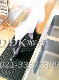 工廠水槽地面防滑及保障安全和緩解站立疲勞的鋪地材料_黑色(9)樣板圖片,帝肯(DDK)_4700_9979(車間地面防滑鋪墊材)效果圖 工廠水槽地面防滑及保障安全和緩解站立疲勞的鋪地材料_黑色(9)樣板圖片,帝肯(DDK)_4700_9979(車間地面防滑鋪墊材)效果圖,工業(yè)抗疲勞地墊,工業(yè)抗疲勞防滑墊,抗疲勞地毯,抗疲勞墊,抗疲勞腳墊,經(jīng)濟型抗疲勞地墊,疏水型抗疲勞地墊,防疲勞地墊,防疲勞腳墊,防疲勞墊,防疲勞地膠,防疲勞地毯,廠房防滑地膠,地面防滑墊,安全防滑墊,多孔防滑地墊,工業(yè)防滑地墊,工業(yè)防滑地毯,工業(yè)防滑墊,工廠防滑地墊,工廠防滑墊,帶孔防滑墊,排水地墊,橡膠防滑地墊,橡膠防滑地毯,橡膠防滑墊,流水線地墊,漏水防滑墊,漏水橡膠墊,疏水防滑地墊,疏水防滑墊,耐油防滑地墊,耐油防滑墊,車間地毯,車間防滑地墊,車間防滑墊,重型防滑耐油墊,防滑膠墊,防滑腳墊,防滑地毯,防滑橡膠墊,防滑橡膠地墊,工業(yè)地墊,工業(yè)地毯,工業(yè)地膠,工業(yè)耐油地墊,工業(yè)走道地墊,工廠地墊,工廠地板膠,工廠地毯,工廠地膠,工廠用橡膠地墊,工廠走道地墊,耐油工業(yè)橡膠墊,耐油地墊,工廠車間地膠,車間地墊,車間地膠墊,車間地面膠皮,車間塑料防滑墊