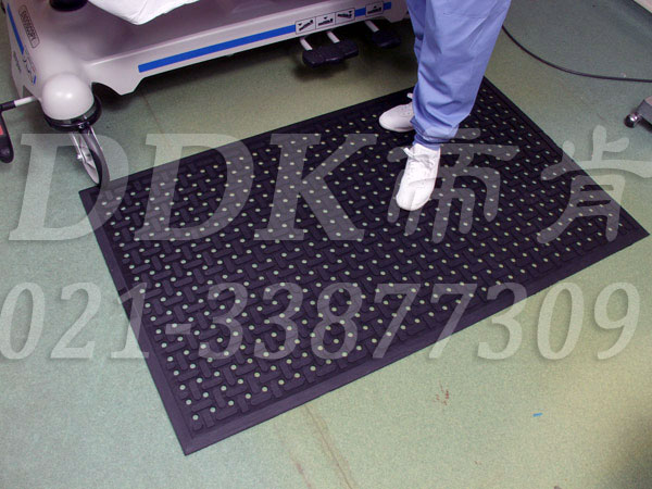 儀表操作地面防滑及保障安全和緩解站立疲勞的鋪地材料_黑色（10）樣板圖片,帝肯(DDK)_4700_9979（車間地面防滑鋪墊材）效果圖,工業(yè)抗疲勞地墊,工業(yè)抗疲勞防滑墊,抗疲勞地毯,抗疲勞墊,抗疲勞腳墊,經(jīng)濟型抗疲勞地墊,疏水型抗疲勞地墊,防疲勞地墊,防疲勞腳墊,防疲勞墊,防疲勞地膠,防疲勞地毯,廠房防滑地膠,地面防滑墊,安全防滑墊,多孔防滑地墊,工業(yè)防滑地墊,工業(yè)防滑地毯,工業(yè)防滑墊,工廠防滑地墊,工廠防滑墊,帶孔防滑墊,排水地墊,橡膠防滑地墊,橡膠防滑地毯,橡膠防滑墊,流水線地墊,漏水防滑墊,漏水橡膠墊,疏水防滑地墊,疏水防滑墊,耐油防滑地墊,耐油防滑墊,車間地毯,車間防滑地墊,車間防滑墊,重型防滑耐油墊,防滑膠墊,防滑腳墊,防滑地毯,防滑橡膠墊,防滑橡膠地墊,工業(yè)地墊,工業(yè)地毯,工業(yè)地膠,工業(yè)耐油地墊,工業(yè)走道地墊,工廠地墊,工廠地板膠,工廠地毯,工廠地膠,工廠用橡膠地墊,工廠走道地墊,耐油工業(yè)橡膠墊,耐油地墊,工廠車間地膠,車間地墊,車間地膠墊,車間地面膠皮,車間塑料防滑墊
