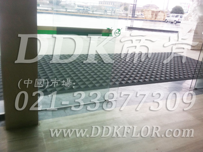 高級(jí)商用進(jìn)門腳墊(3)_經(jīng)典商務(wù)灰色樣板圖片,帝肯(DDK)_900_9000(LOTO|力拓)效果圖, 高級(jí)商用進(jìn)門腳墊(3)_經(jīng)典商務(wù)灰色樣板圖片,帝肯(DDK)_900_9000(LOTO|力拓)效果圖,三合一門口毯,三合一門墊,刮泥門墊,塑料門墊,大門腳墊,塑膠門墊,嵌入式門墊,廣告門墊,模塊拼接式門墊,橡膠門墊,腳墊門墊,自動(dòng)門地墊,進(jìn)門地墊,進(jìn)門腳墊,門前地墊,門前墊,門前毯,門前腳墊,門廳地墊,門廳地毯,門廳腳墊,門廳除塵地墊,門口地墊,門口地毯,門口地面除塵刷,門口腳墊,門口腳踏墊,門口防塵地墊,門墊地毯,門墊地墊,門墊,門口除塵地墊,門口防滑墊,門口防滑地膠,門口防滑地墊,門口防塵墊,門口防塵地毯,防滑門墊,除塵門墊,除雪門墊,防塵門墊,pvc拼接式除塵墊,三合一防塵地墊,三合一防塵墊,三合一除塵墊,入口防塵地墊,刮泥除塵地墊,吸水吸塵地墊,防塵地墊,防塵地毯,防塵地膠墊,防塵墊,防塵防污地墊,防塵防滑地墊,除塵地墊,防滑除塵地墊,除塵腳墊,除塵墊,除塵地膠,除塵地毯,刮泥地墊,入口防水地墊,入口防滑墊,出入口地墊,PVC拼接地墊,室外拼接地墊,拼裝地墊,拼接式防滑墊,拼接式地墊,拼裝地膠,組合式地墊,模塊地墊