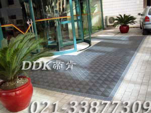高級(jí)商用進(jìn)門腳墊(19)樣板圖片,帝肯(DDK)_900_9000(LOTO|力拓)效果圖 高級(jí)商用進(jìn)門腳墊(19)樣板圖片,帝肯(DDK)_900_9000(LOTO|力拓)效果圖,三合一門口毯,三合一門墊,刮泥門墊,塑料門墊,大門腳墊,塑膠門墊,嵌入式門墊,廣告門墊,模塊拼接式門墊,橡膠門墊,腳墊門墊,自動(dòng)門地墊,進(jìn)門地墊,進(jìn)門腳墊,門前地墊,門前墊,門前毯,門前腳墊,門廳地墊,門廳地毯,門廳腳墊,門廳除塵地墊,門口地墊,門口地毯,門口地面除塵刷,門口腳墊,門口腳踏墊,門口防塵地墊,門墊地毯,門墊地墊,門墊,門口除塵地墊,門口防滑墊,門口防滑地膠,門口防滑地墊,門口防塵墊,門口防塵地毯,防滑門墊,除塵門墊,除雪門墊,防塵門墊,pvc拼接式除塵墊,三合一防塵地墊,三合一防塵墊,三合一除塵墊,入口防塵地墊,刮泥除塵地墊,吸水吸塵地墊,防塵地墊,防塵地毯,防塵地膠墊,防塵墊,防塵防污地墊,防塵防滑地墊,除塵地墊,防滑除塵地墊,除塵腳墊,除塵墊,除塵地膠,除塵地毯,刮泥地墊,入口防水地墊,入口防滑墊,出入口地墊,PVC拼接地墊,室外拼接地墊,拼裝地墊,拼接式防滑墊,拼接式地墊,拼裝地膠,組合式地墊,模塊地墊