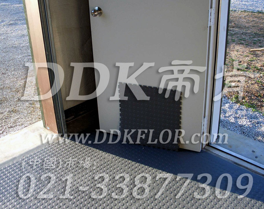 私家車庫裝修車庫地坪地面材料(9)_灰色圓點防滑表面車庫地板樣板圖片,帝肯(DDK)_2000_C618(地下車庫地面材料)效果圖 私家車庫裝修車庫地坪地面材料(9)_灰色圓點防滑表面車庫地板樣板圖片,帝肯(DDK)_2000_C618(地下車庫地面材料)效果圖,別墅私家車庫裝修,車庫pvc地板,車庫地坪,車庫地墊,車庫地板,車庫地膠,車庫塑料地毯,車庫塑膠地板,車庫防滑墊,停車場防滑墊