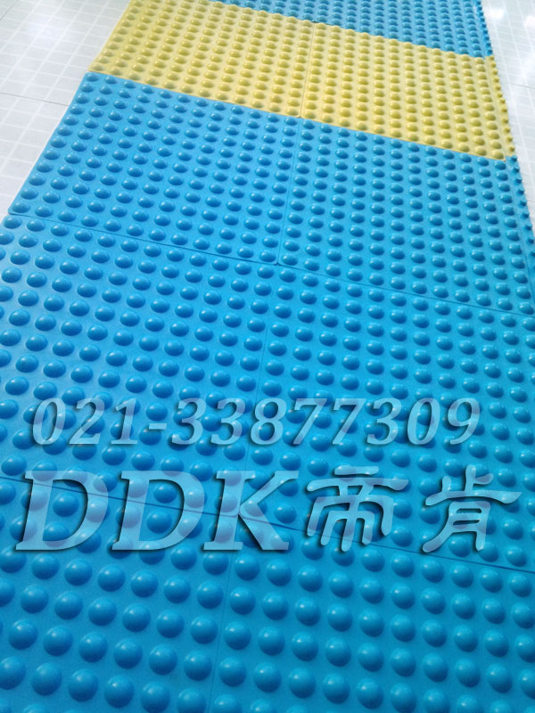 圓形突起f防滑_水藍(lán)顏色_多水地磚表面防滑地膠樣板圖片,帝肯(DDK)_1500_339(有泳池防滑處理材料)效果圖 圓形突起f防滑_水藍(lán)顏色_多水地磚表面防滑地膠樣板圖片,帝肯(DDK)_1500_339(有泳池防滑處理材料)效果圖,泳池地膠,泳池防滑地墊,泳池防滑地毯,游泳池地墊,游泳池防滑地膠,游泳池防滑墊,游泳館防滑墊,更衣間防滑地墊,洗手間地墊,洗手間防滑地毯,洗手間防滑墊,洗浴防滑墊,洗澡間防滑墊,公共衛(wèi)生間塑料地毯,衛(wèi)浴防滑墊,衛(wèi)生間地墊,衛(wèi)生間地膠,衛(wèi)生間防水地墊,衛(wèi)生間防水墊,衛(wèi)生間防滑地毯,衛(wèi)生間防滑墊,衛(wèi)生間防滑地磚,衛(wèi)生間塑料地板,浴室地墊,浴室地膠,浴室墊,浴室防滑地墊,浴室防滑地板,浴室防滑地磚,浴室防滑地膠,浴室防滑墊,浴室地毯,浴室地磚,浴室地板磚,浴室地板,淋浴房防滑墊,浴池防滑地墊,浴池防滑墊,浴室防滑疏水磚