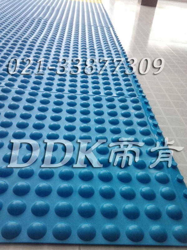可拼式浴室及泳池地面防滑地毯_表面半圓形止滑按摩毯樣板圖片,帝肯(DDK)_1500_339(有泳池防滑處理材料)效果圖 可拼式浴室及泳池地面防滑地毯_表面半圓形止滑按摩毯樣板圖片,帝肯(DDK)_1500_339(有泳池防滑處理材料)效果圖,泳池地膠,泳池防滑地墊,泳池防滑地毯,游泳池地墊,游泳池防滑地膠,游泳池防滑墊,游泳館防滑墊,更衣間防滑地墊,洗手間地墊,洗手間防滑地毯,洗手間防滑墊,洗浴防滑墊,洗澡間防滑墊,公共衛(wèi)生間塑料地毯,衛(wèi)浴防滑墊,衛(wèi)生間地墊,衛(wèi)生間地膠,衛(wèi)生間防水地墊,衛(wèi)生間防水墊,衛(wèi)生間防滑地毯,衛(wèi)生間防滑墊,衛(wèi)生間防滑地磚,衛(wèi)生間塑料地板,浴室地墊,浴室地膠,浴室墊,浴室防滑地墊,浴室防滑地板,浴室防滑地磚,浴室防滑地膠,浴室防滑墊,浴室地毯,浴室地磚,浴室地板磚,浴室地板,淋浴房防滑墊,浴池防滑地墊,浴池防滑墊,浴室防滑疏水磚