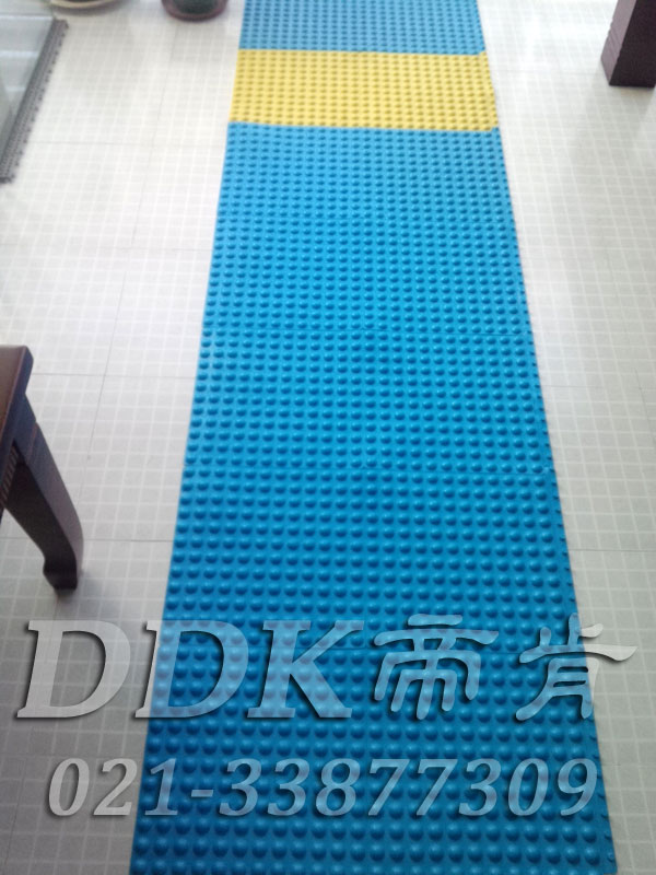 可拼接型圓形凸點(diǎn)防滑表面_適于浴室泳池及更一間地面通道防滑地毯樣板圖片,帝肯(DDK)_1500_339(有泳池防滑處理材料)效果圖 可拼接型圓形凸點(diǎn)防滑表面_適于浴室泳池及更一間地面通道防滑地毯樣板圖片,帝肯(DDK)_1500_339(有泳池防滑處理材料)效果圖,泳池地膠,泳池防滑地墊,泳池防滑地毯,游泳池地墊,游泳池防滑地膠,游泳池防滑墊,游泳館防滑墊,更衣間防滑地墊,洗手間地墊,洗手間防滑地毯,洗手間防滑墊,洗浴防滑墊,洗澡間防滑墊,公共衛(wèi)生間塑料地毯,衛(wèi)浴防滑墊,衛(wèi)生間地墊,衛(wèi)生間地膠,衛(wèi)生間防水地墊,衛(wèi)生間防水墊,衛(wèi)生間防滑地毯,衛(wèi)生間防滑墊,衛(wèi)生間防滑地磚,衛(wèi)生間塑料地板,浴室地墊,浴室地膠,浴室墊,浴室防滑地墊,浴室防滑地板,浴室防滑地磚,浴室防滑地膠,浴室防滑墊,浴室地毯,浴室地磚,浴室地板磚,浴室地板,淋浴房防滑墊,浴池防滑地墊,浴池防滑墊,浴室防滑疏水磚