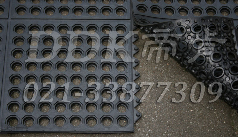 可拼接_橡膠材質_方圓孔_防滑地面鋪設材料_黑色樣板圖片，帝肯(DDK)_4800_MD900X900（Rmaid900X900|樂美達） 效果圖，多孔橡膠墊,多孔防滑地墊,帶孔防滑墊,網孔地墊