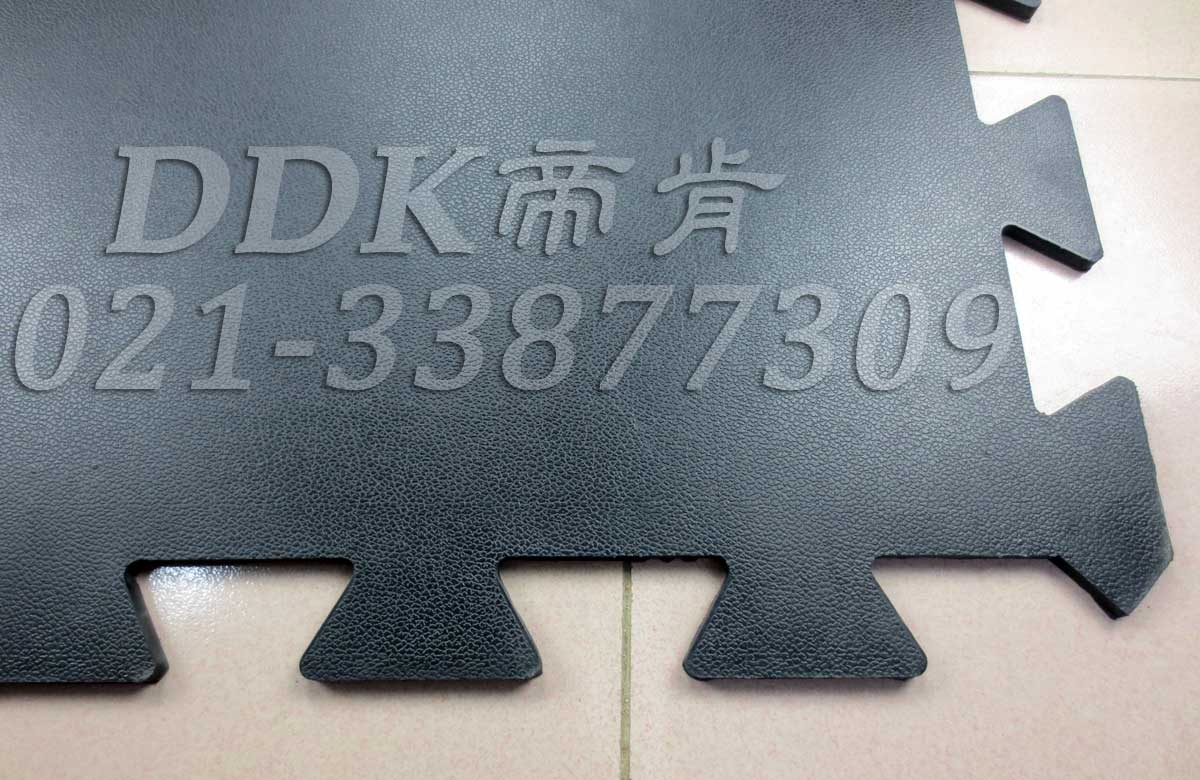 皮紋防滑表面_黑色_工業(yè)地面抗壓耐磨防護地板材料樣板圖片,帝肯(DDK)_4100（Honda|宏達）效果圖，抗壓地墊,抗壓地板,耐壓地板,耐壓耐磨地毯,耐重壓地墊,耐重壓地板,膠墊,腳墊,工業(yè)地板磚,車間地板磚,維修車間地板,車間地板防護墊,pvc工業(yè)地板,工業(yè)地板,工業(yè)地墊,工業(yè)地坪,工業(yè)地膠,工業(yè)地磚,工業(yè)地板膠,工廠地墊,工廠地板,工廠地板膠,工廠地毯,工廠腳墊,工業(yè)防滑墊,工廠用橡膠地墊,汽車維修車間用地板,車間地板,車間橡膠地板,車間橡膠墊,車間用地板膠,車間防滑地墊,車間防滑墊,車間防砸地板,軟質(zhì)地板,車間pvc地板,車間地坪,車間地墊,車間塑膠地板,車間地面膠皮,車間地膠墊,車間地毯,安全地膠,安全墊,安全橡膠地墊,安全防滑墊,耐磨地板,耐磨地墊,耐磨地膠,耐磨防滑地板,樹皮紋,蛇皮紋