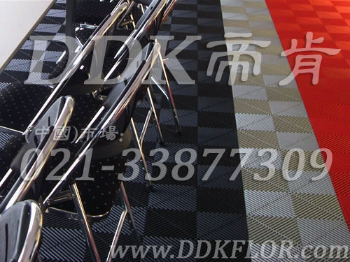 大型戶外展會及室外賽事會議互動區帳篷地面鋪設用自排水抗壓組合地板效果_黑色互拼裝實景圖樣板圖片,帝肯(DDK)_8100_600（戶外活動用帳篷地面材料）效果圖,會展地板,可拼接展會塑膠地板,展會地膠,展銷會專用地板,展會地板,活動地板,pvc活動地板,移動篷房用地板,帳篷地墊,帳篷地毯,帳篷地膠