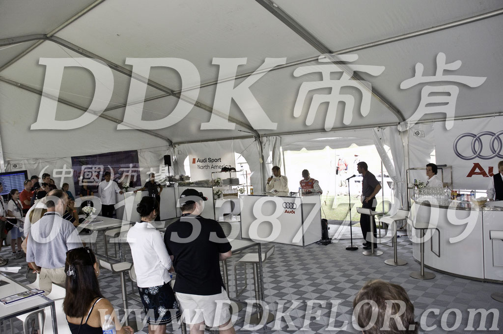 奧迪運動北美賽事活動戶外招待會帳篷使用地面材料_淺灰白色滿鋪組合活動地板樣板圖片,帝肯(DDK)_8100_600（戶外活動用帳篷地面材料）效果圖,會展地板,可拼接展會塑膠地板,展會地膠,展銷會專用地板,展會地板,活動地板,pvc活動地板,移動篷房用地板,帳篷地墊,帳篷地毯,帳篷地膠