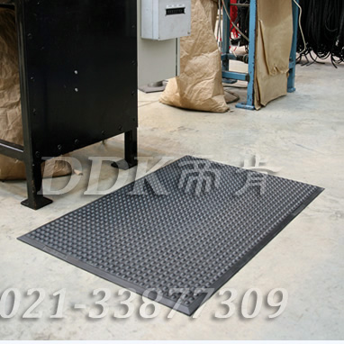 西門子某工廠車間機械作業區地面防滑安全地膠鋪設現場圖例_半球形防滑凸起表面黑色工廠用地墊樣板圖片,帝肯(DDK)_FX510(Ergo|無限)效果圖 西門子某工廠車間機械作業區地面防滑安全地膠鋪設現場圖例_半球形防滑凸起表面黑色工廠用地墊樣板圖片,帝肯(DDK)_FX510(Ergo|無限)效果圖,工業抗疲勞防滑墊,抗疲勞墊,抗疲勞腳墊