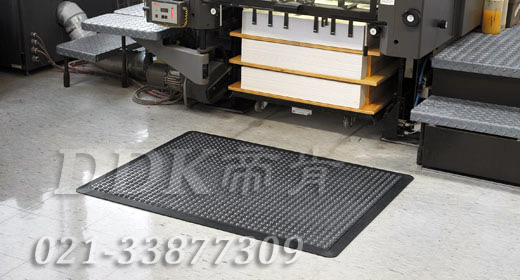 數控機床旁操作工人站立用鋪設地墊圖例_止滑防站立疲勞安全地墊樣板圖片,帝肯(DDK)_FX510（Ergo|無限）效果圖，工業抗疲勞地墊,工業抗疲勞防滑墊,抗疲勞墊,抗疲勞腳墊,經濟型抗疲勞地墊,防疲勞地墊,防疲勞腳墊,防疲勞墊,防疲勞地膠