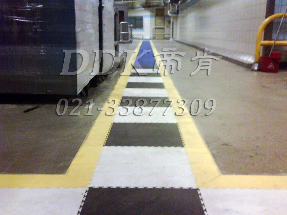 渤海裝備制造公司第一機械廠某車間水泥地面通道防滑鋪設現場圖例_黑白相間醒目走道地板樣板圖片,帝肯(DDK)_2000_9200(廠房通道地板防護材料)效果圖 渤海裝備制造公司第一機械廠某車間水泥地面通道防滑鋪設現場圖例_黑白相間醒目走道地板樣板圖片,帝肯(DDK)_2000_9200(廠房通道地板防護材料)效果圖,地面保護墊