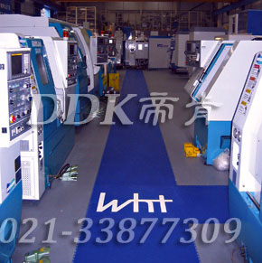 Wht公司電器控制車間通道地板鋪裝現(xiàn)場(chǎng)圖例_藍(lán)灰色醒目相間防滑工業(yè)pvc地板樣板圖片,帝肯(DDK)_2000_9200(廠房通道地板防護(hù)材料)效果圖 Wht公司電器控制車間通道地板鋪裝現(xiàn)場(chǎng)圖例_藍(lán)灰色醒目相間防滑工業(yè)pvc地板樣板圖片,帝肯(DDK)_2000_9200(廠房通道地板防護(hù)材料)效果圖,安全通道用地板,工業(yè)走道地墊,工廠走道地墊,走道墊,走道地墊,過道防滑墊,通道防滑墊,過道地墊,過道地毯,通道地毯,工廠地板,工業(yè)防滑地板,工業(yè)pvc地板,工廠車間地板革,工廠用塑料地板,車間地板磚,車間用地板膠,車間地板,車間塑膠地板,車間橡膠地板,工廠車間地膠,工廠車間地坪保護(hù)地板,工廠地板膠,抗壓地板,拼接地板,模塊地板,地板膠,塑料拼裝地板,工業(yè)地板膠,工業(yè)地板磚,工業(yè)地板,廠房塑膠地板,廠房地板材料,pvc地板磚,pvc工業(yè)地板,pvc地板膠,pvc塑膠地板