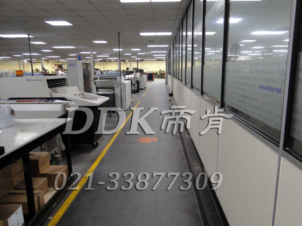 MAG工廠機(jī)床廠房通道地面鋪裝地板現(xiàn)場(chǎng)圖例_全深灰色表面加黃色警示邊的通道pvc地板膠樣板圖片,帝肯(DDK)_2000_9200(廠房通道地板防護(hù)材料)效果圖 MAG工廠機(jī)床廠房通道地面鋪裝地板現(xiàn)場(chǎng)圖例_全深灰色表面加黃色警示邊的通道pvc地板膠樣板圖片,帝肯(DDK)_2000_9200(廠房通道地板防護(hù)材料)效果圖,安全通道用地板,工業(yè)走道地墊,工廠走道地墊,走道墊,走道地墊,過道防滑墊,通道防滑墊,過道地墊,過道地毯,通道地毯,工廠地板,工業(yè)防滑地板,工業(yè)pvc地板,工廠車間地板革,工廠用塑料地板,車間地板磚,車間用地板膠,車間地板,車間塑膠地板,車間橡膠地板,工廠車間地膠,工廠車間地坪保護(hù)地板,工廠地板膠,抗壓地板,拼接地板,模塊地板,地板膠,塑料拼裝地板,工業(yè)地板膠,工業(yè)地板磚,工業(yè)地板,廠房塑膠地板,廠房地板材料,pvc地板磚,pvc工業(yè)地板,pvc地板膠,pvc塑膠地板