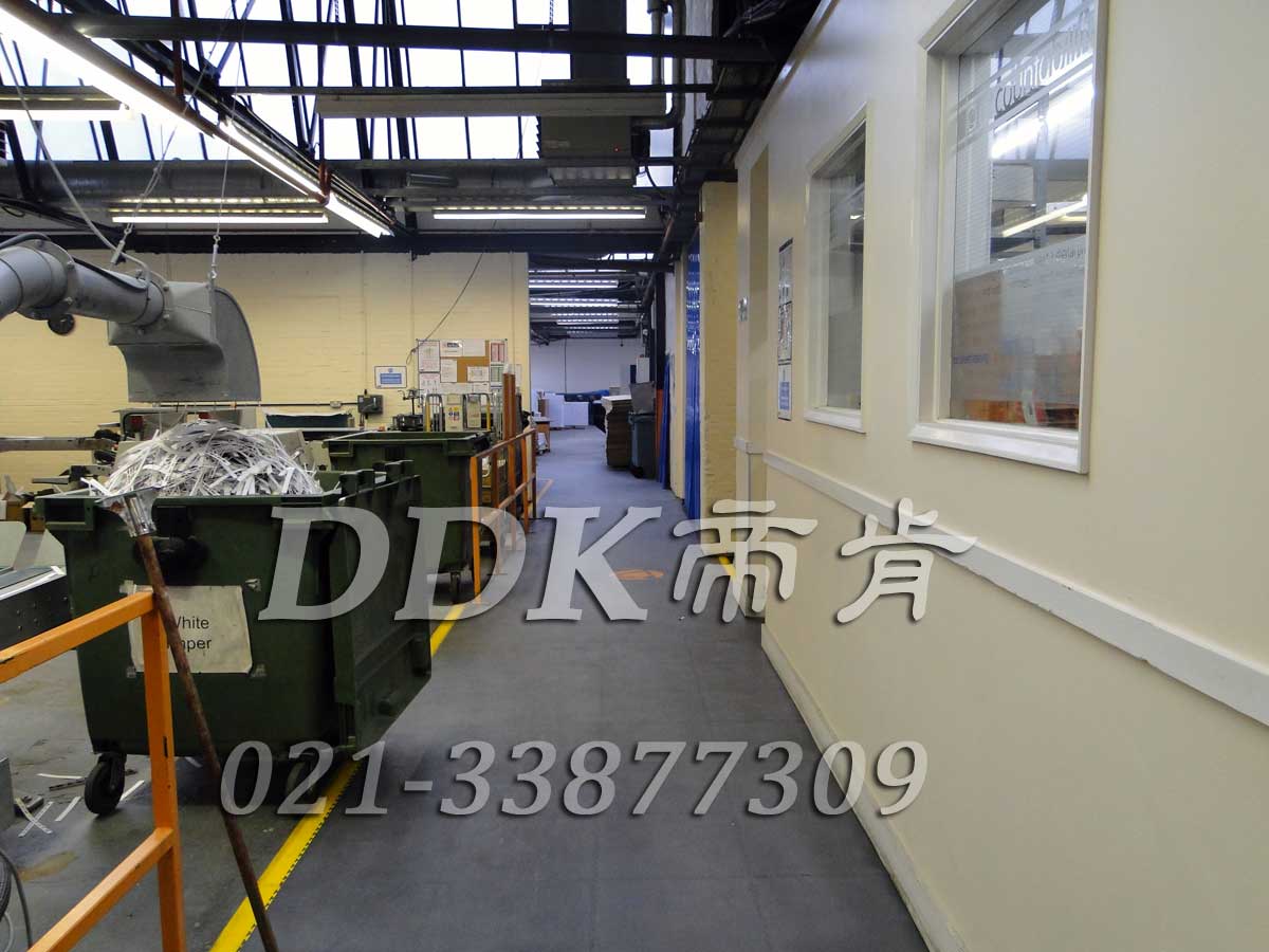曼透平有限公司某車間通道地面鋪裝地板現(xiàn)場(chǎng)圖例_全深灰色表面加黃色警示邊的通道廠房地膠樣板圖片,帝肯(DDK)_2000_9200(廠房通道地板防護(hù)材料)效果圖 曼透平有限公司某車間通道地面鋪裝地板現(xiàn)場(chǎng)圖例_全深灰色表面加黃色警示邊的通道廠房地膠樣板圖片,帝肯(DDK)_2000_9200(廠房通道地板防護(hù)材料)效果圖,安全通道用地板,工業(yè)走道地墊,工廠走道地墊,走道墊,走道地墊,過道防滑墊,通道防滑墊,過道地墊,過道地毯,通道地毯,工廠地板,工業(yè)防滑地板,工業(yè)pvc地板,工廠車間地板革,工廠用塑料地板,車間地板磚,車間用地板膠,車間地板,車間塑膠地板,車間橡膠地板,工廠車間地膠,工廠車間地坪保護(hù)地板,工廠地板膠,抗壓地板,拼接地板,模塊地板,地板膠,塑料拼裝地板,工業(yè)地板膠,工業(yè)地板磚,工業(yè)地板,廠房塑膠地板,廠房地板材料,pvc地板磚,pvc工業(yè)地板,pvc地板膠,pvc塑膠地板