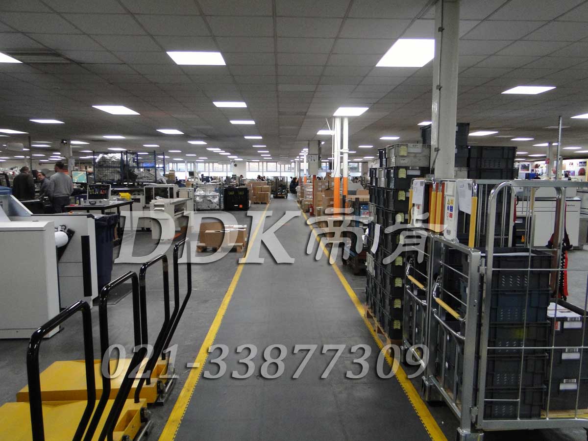 偉世通有限公司某組裝車間通道地面鋪裝地板現(xiàn)場(chǎng)圖例_全深灰色表面加黃色警示邊的通道用工業(yè)pvc地板樣板圖片,帝肯(DDK)_2000_9200(廠房通道地板防護(hù)材料)效果圖"" 偉世通有限公司某組裝車間通道地面鋪裝地板現(xiàn)場(chǎng)圖例_全深灰色表面加黃色警示邊的通道用工業(yè)pvc地板樣板圖片,帝肯(DDK)_2000_9200(廠房通道地板防護(hù)材料)效果圖,安全通道用地板,工業(yè)走道地墊,工廠走道地墊,走道墊,走道地墊,過道防滑墊,通道防滑墊,過道地墊,過道地毯,通道地毯,工廠地板,工業(yè)防滑地板,工業(yè)pvc地板,工廠車間地板革,工廠用塑料地板,車間地板磚,車間用地板膠,車間地板,車間塑膠地板,車間橡膠地板,工廠車間地膠,工廠車間地坪保護(hù)地板,工廠地板膠,抗壓地板,拼接地板,模塊地板,地板膠,塑料拼裝地板,工業(yè)地板膠,工業(yè)地板磚,工業(yè)地板,廠房塑膠地板,廠房地板材料,pvc地板磚,pvc工業(yè)地板,pvc地板膠,pvc塑膠地板